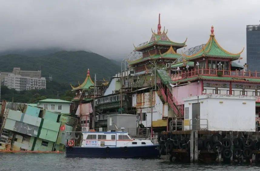 珍宝海鲜舫为大型平底趸船,吃水浅加上船上建筑高,设计应该只适于近岸