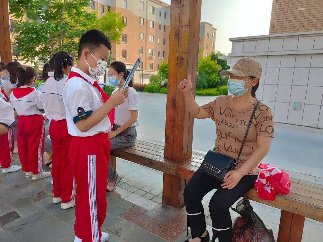 南一小学开展中国梦劳动美童筑中国梦画致劳动美实践活动