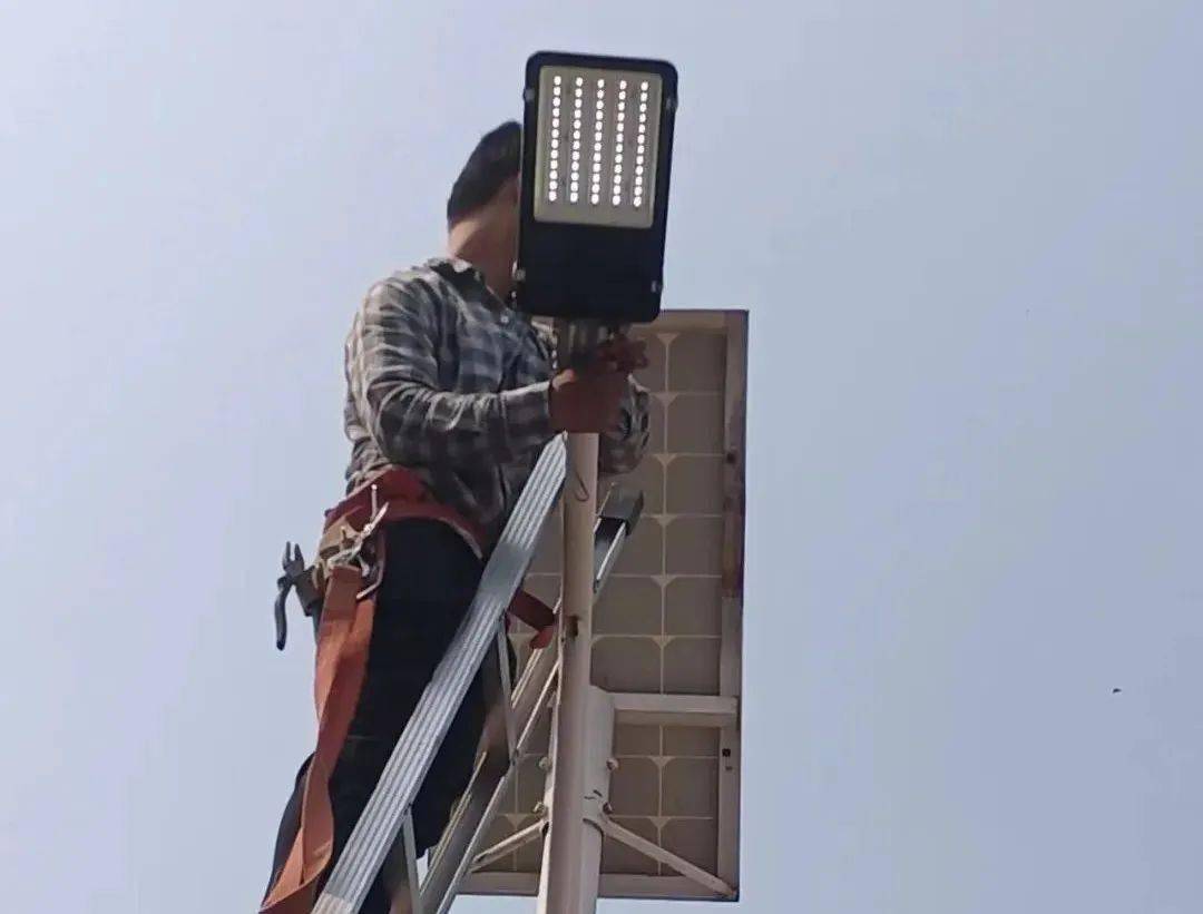 我为群众办实事让回家的路亮起来大孙各庄镇更换新路灯广受好评