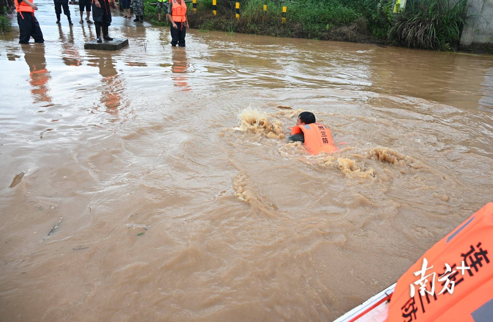 受伤阿婆救出来啦转移4399人记者直击连州洪流中的暖流