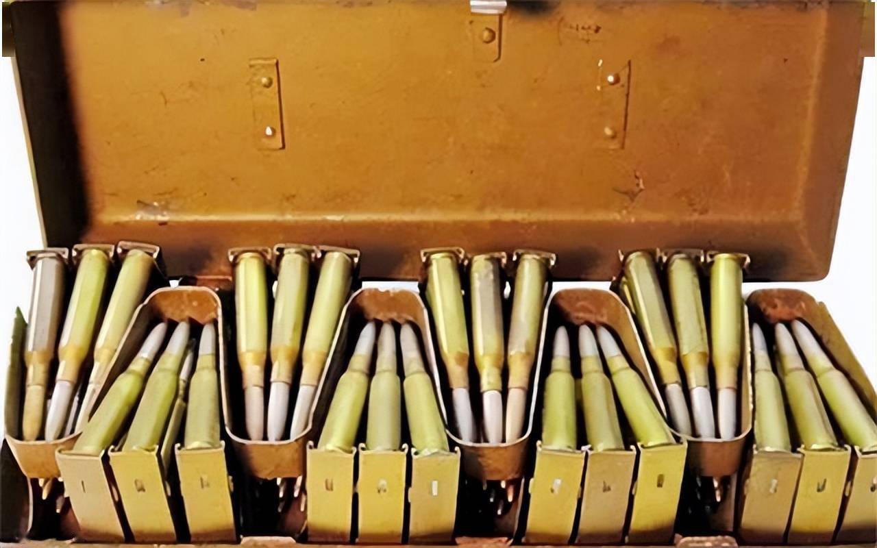 1945年农民上山打猎意外发现山洞里面竟藏有一箱箱军火