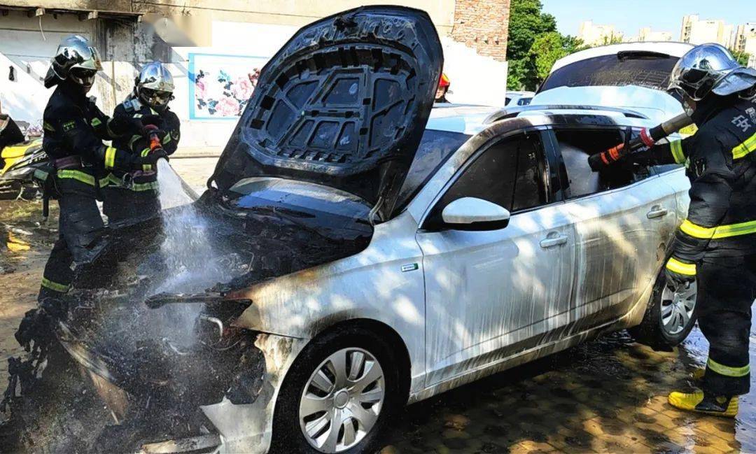 下午合肥一新能源汽车突然冒烟