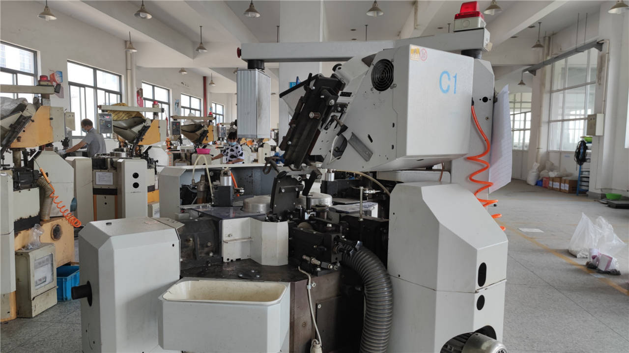 将一袋袋原材料加入其中,经过机器加工,冲压,打磨等步骤一个个纽扣源