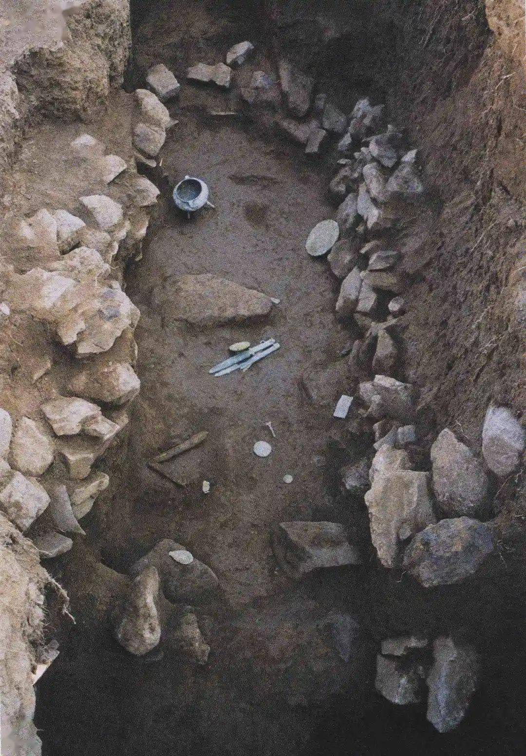 小黑石沟墓群年代分为两个时期,其中夏家店上层文化时期(相当于中原西