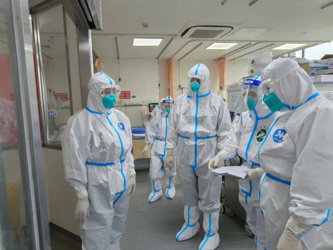 定点救治医院常务副院长张继明(左一)等一起在重症病房查房3月20日