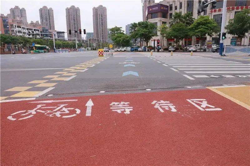 黄色区域为行人等待区,红色区域为非机动车等待区.大家不要弄错了哦