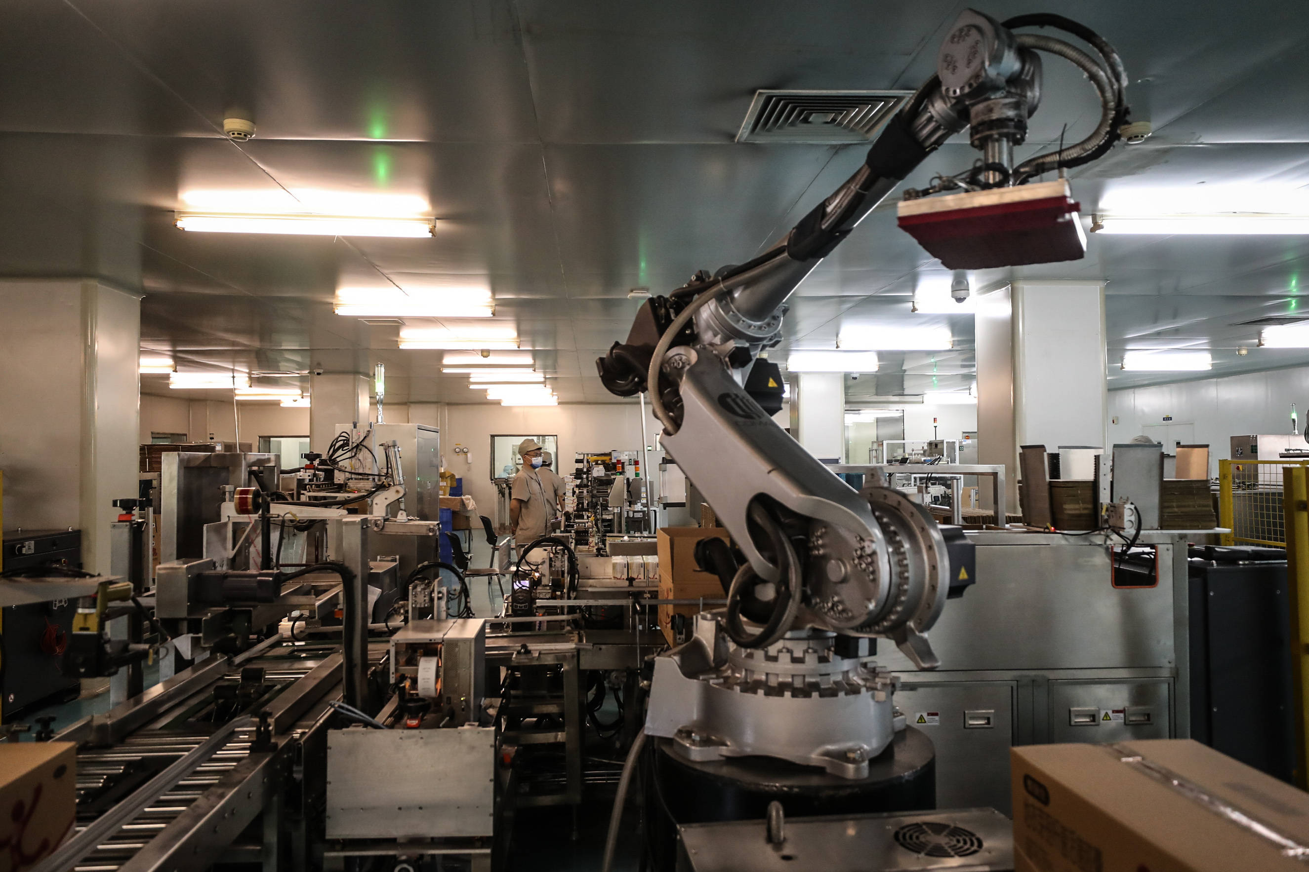 摄(配本社同题文字稿)东北制药集团股份有限公司工作人员在生产车间