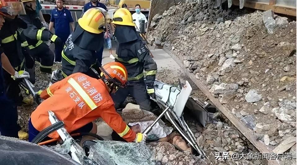 湖北黄石一大货车侧翻压扁教练车应急管理局教练车3人当场死亡