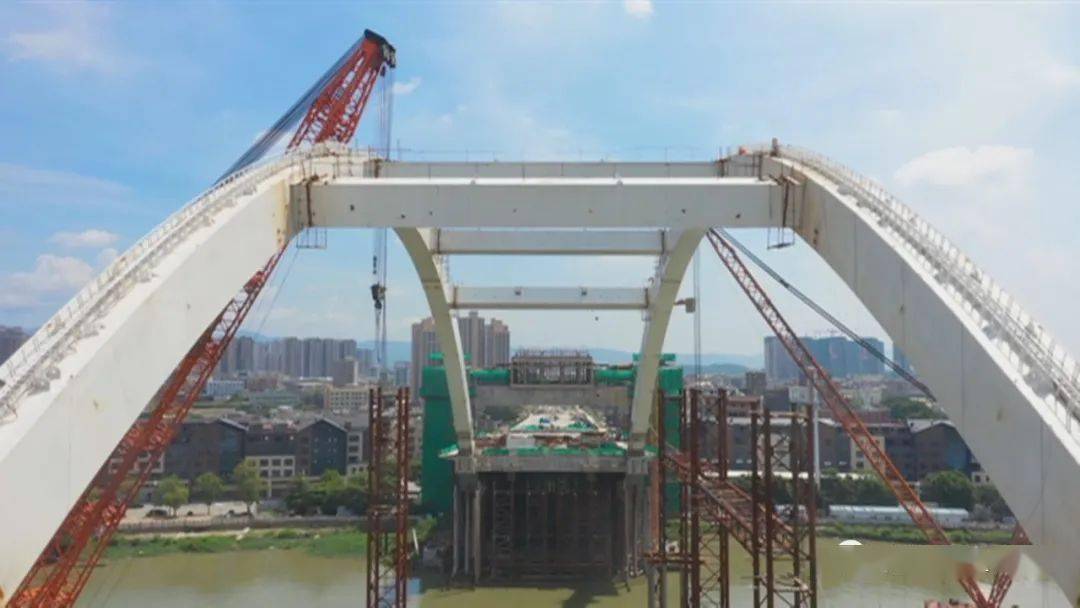 揭阳进贤门景观大桥主桥钢箱拱吊装合龙完成