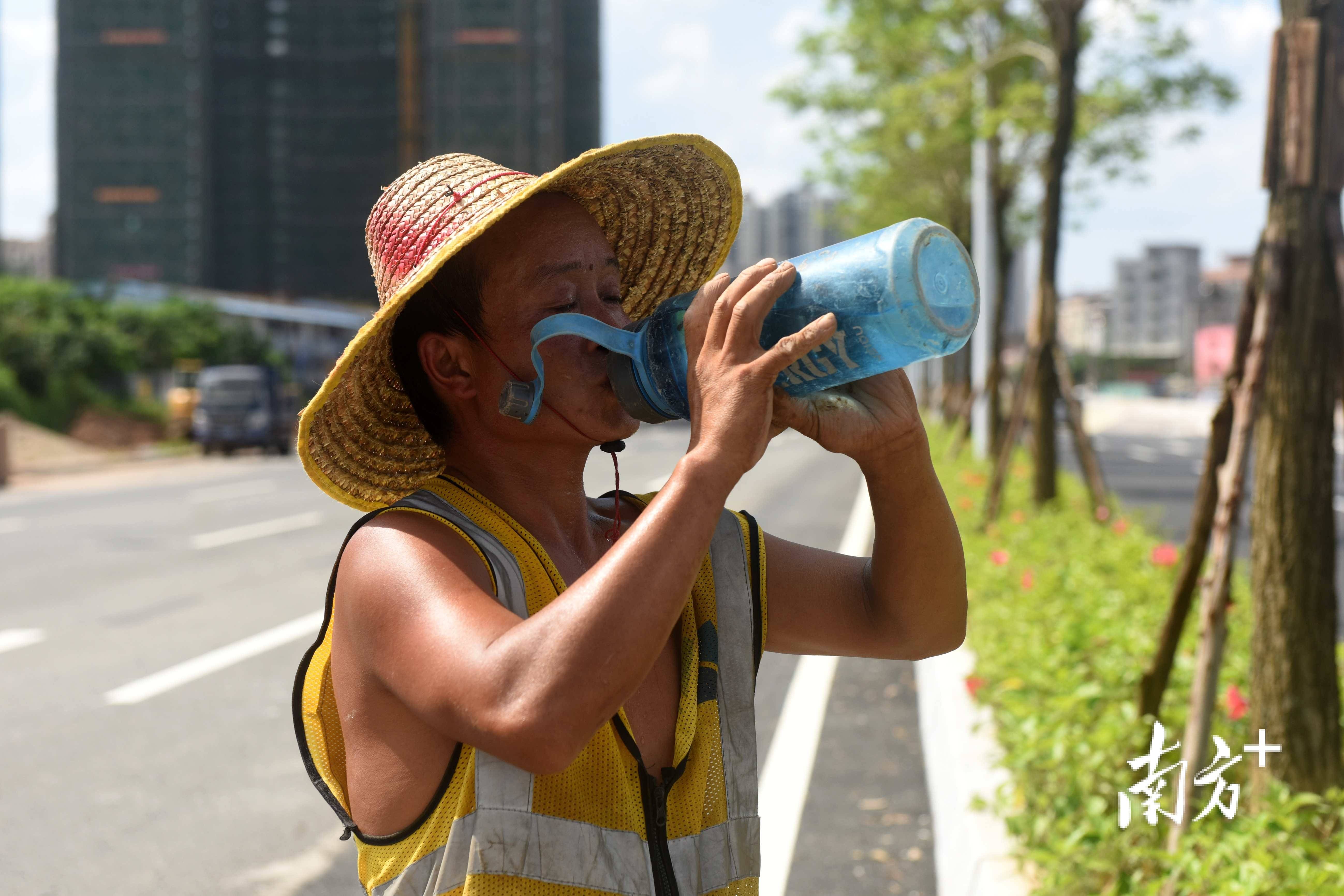 惠声惠色|高温下的坚守,致敬每一位劳动者_路面_城市_糜朝霞