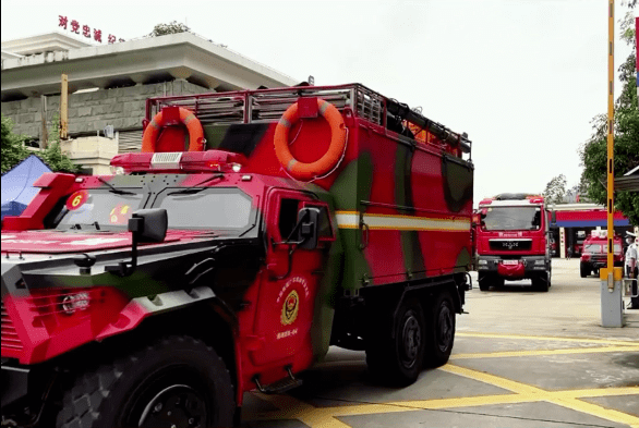 英德市开展救援救助工作,争分夺秒抢救被困群众,在洪水中打通一条"