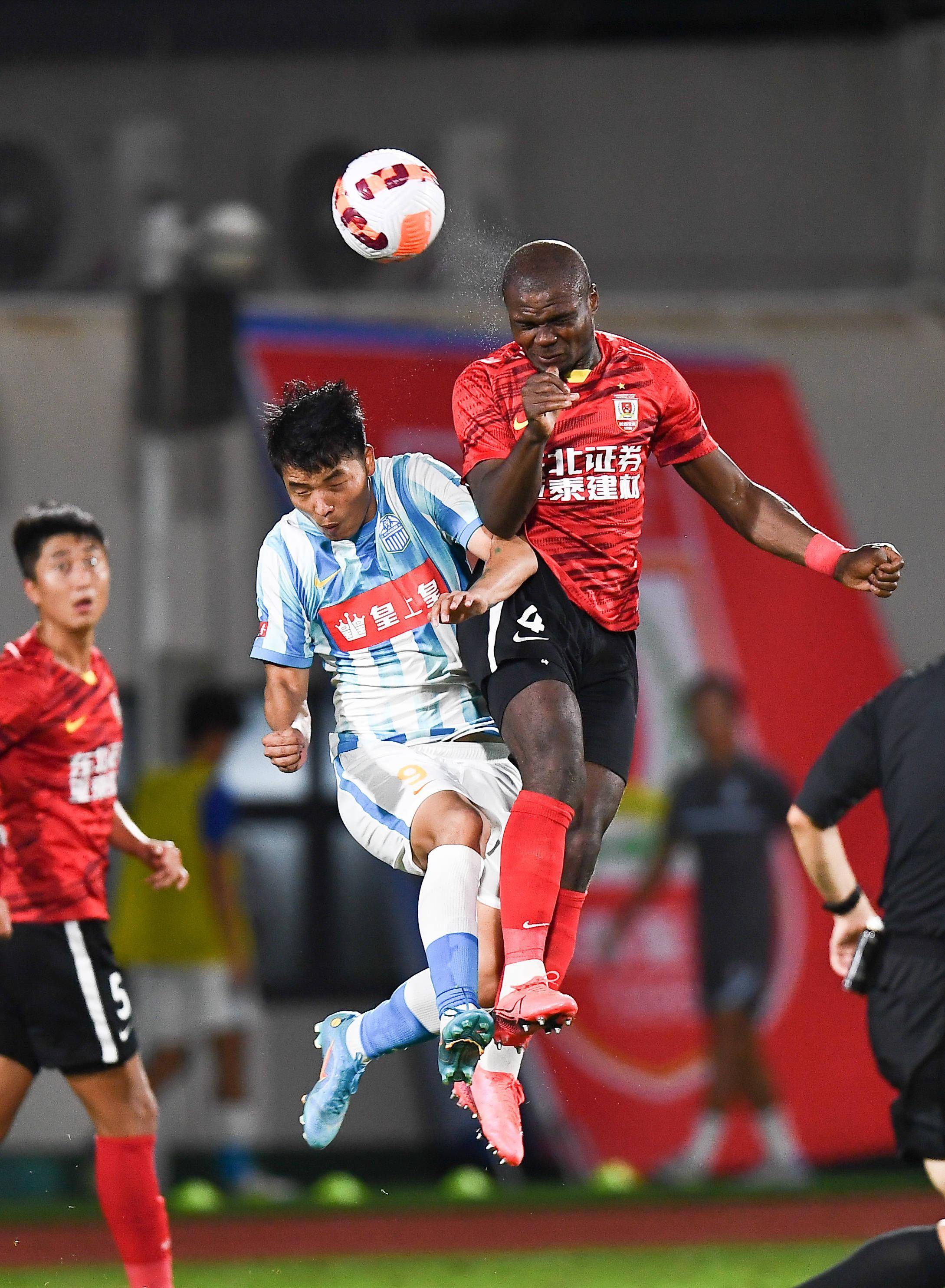 新华社照片,海口,2022年6月24日6月24日,长春亚泰队球员奥克雷(右)与