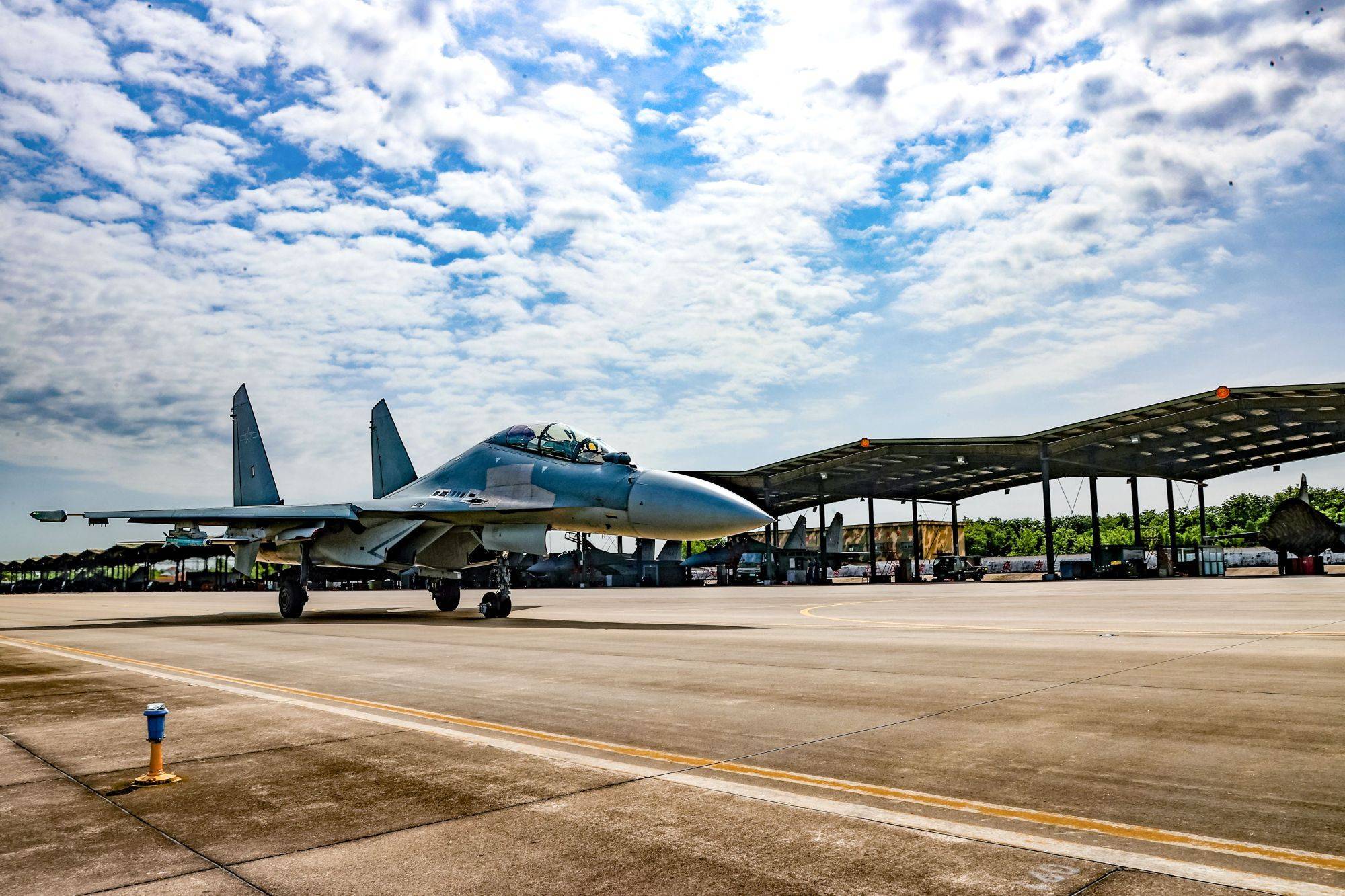 空军航空兵某旅开展新型战机后舱飞行员换装考核