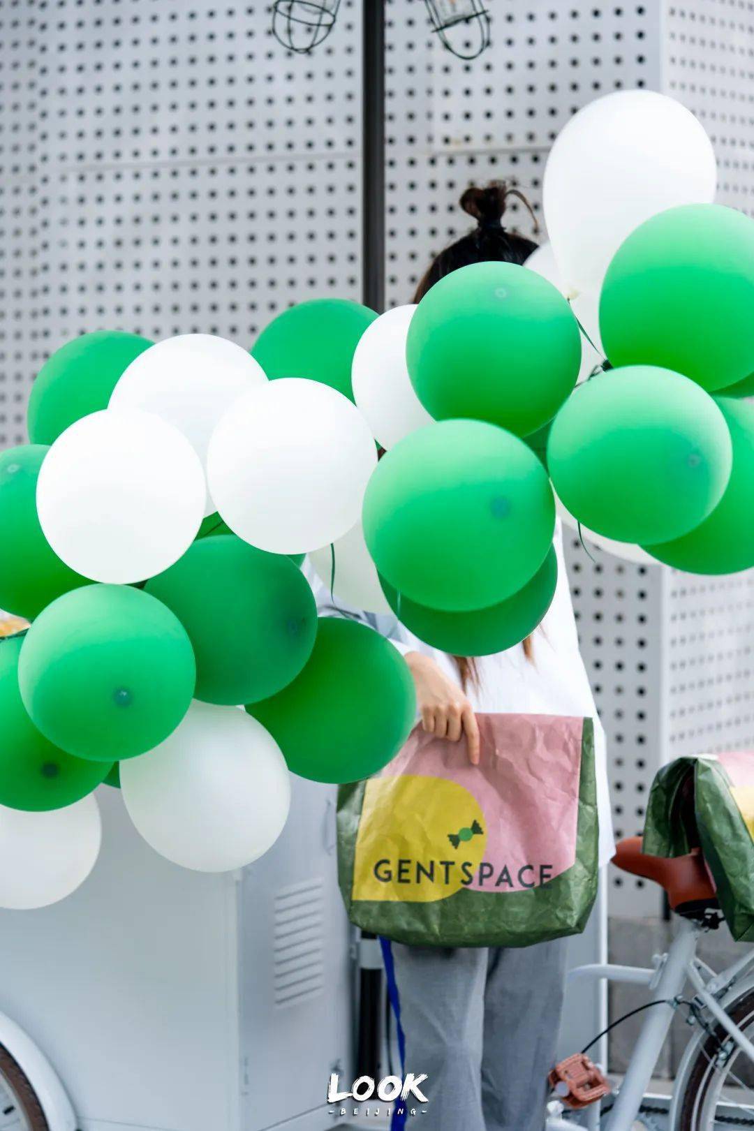 一站,轻松营造时髦感随意走过,按下快门横图拍下gentsapce糖宝标识来