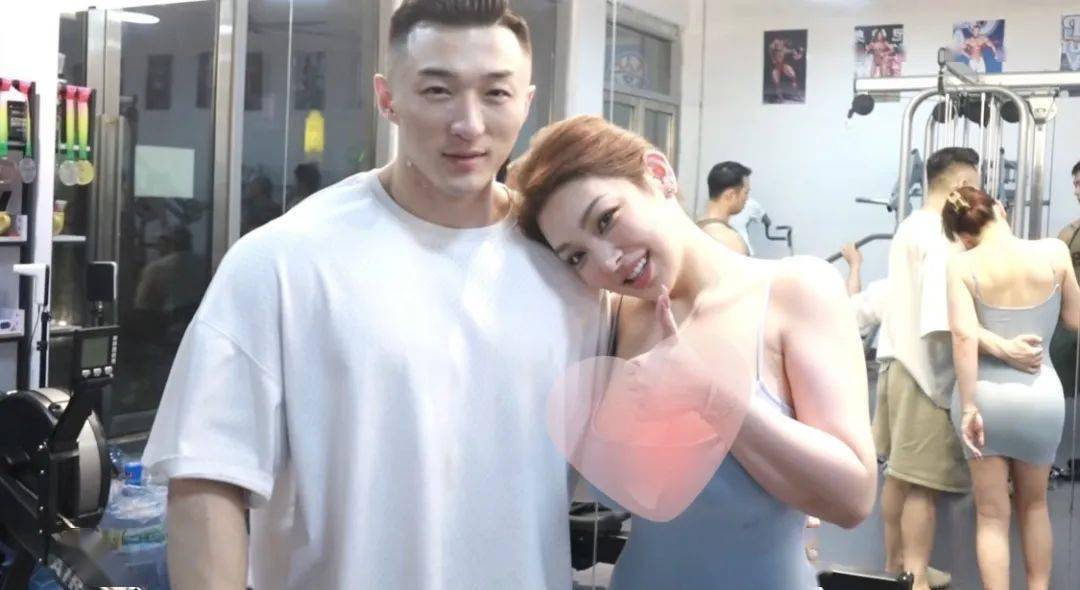 北京e杯女孩,被肌肉男求婚!网友:没x生活的我看哭._健身_王锴_潘潘
