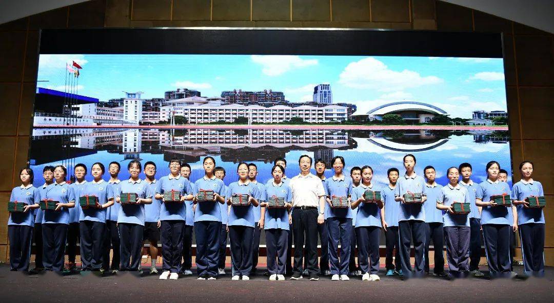 青春有梦勇敢前行余姚市实验学校2022届毕业典礼