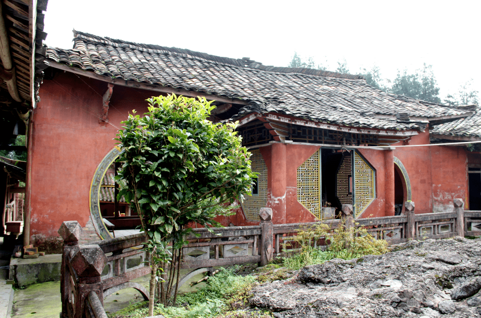 灵鹫寺内有铁铸神龙(民国版《芦山县志》载:"相传明代所铸.