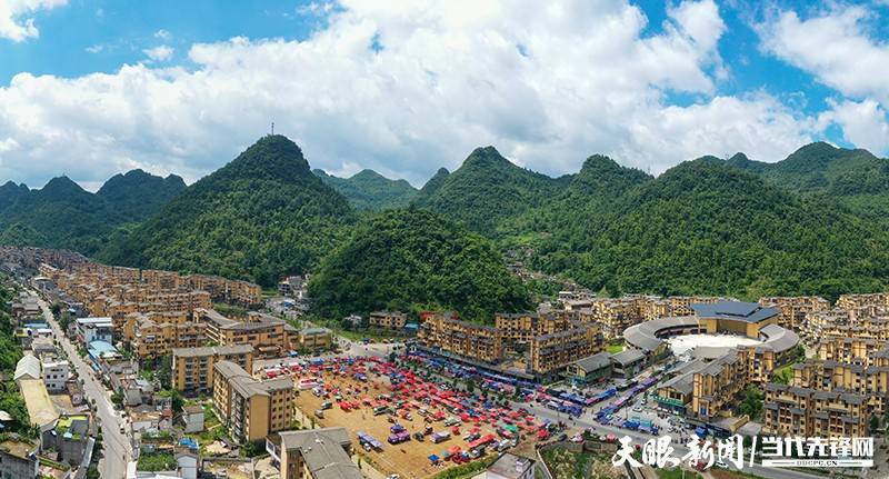 册亨县冗渡镇新市民集市开市群众感叹出门上街真方便