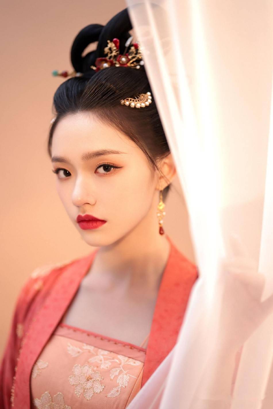 林允晒梦华录宋引章造型温婉可人低头抚琴娴静柔美