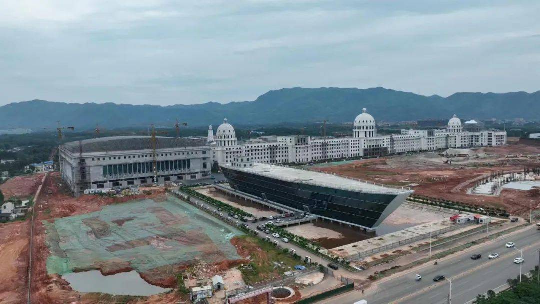 湘阴第一所大学9月开学,正装扮一新→_湘杏_校区_施工人员