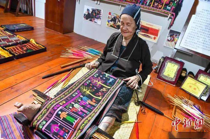 海南黎族阿婆妙手织出"婚恋故事"黎锦_符金花_游客_景区