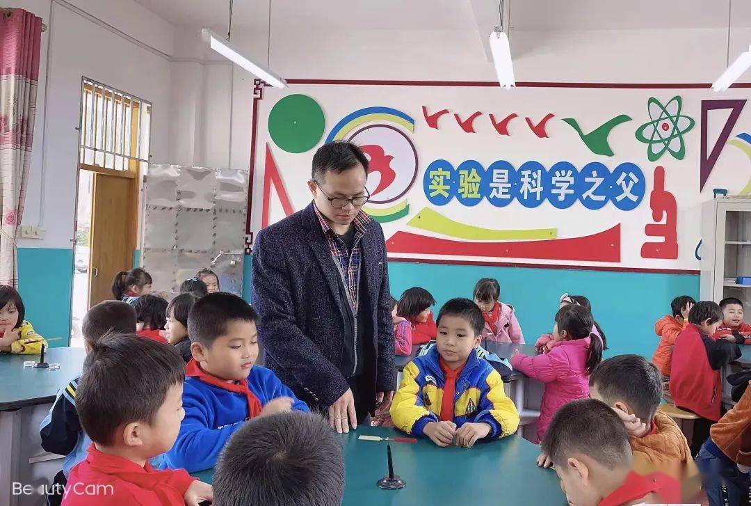 陈钊武长扎根乡村教育,一直坚守在教学一线,坚持课间管护学生,杜绝了