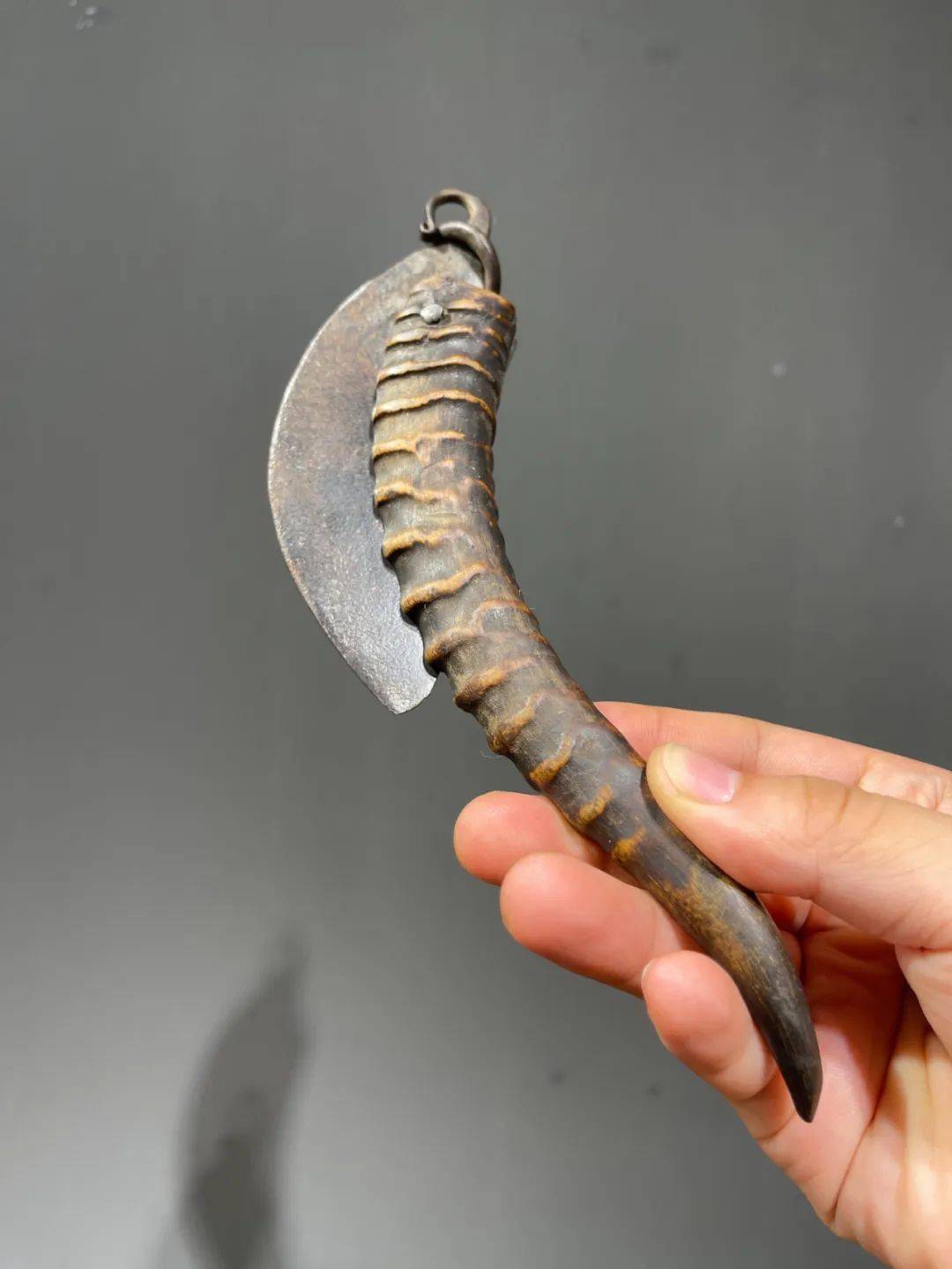 此藏区羚羊角随身解绳结器,除经年使用產生的细微磨痕与磕碰痕外,保存