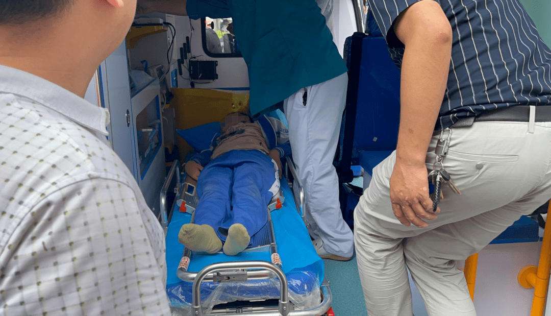 男孩头卡玻璃门缝,陷入昏迷…_攀枝花_救援_进行