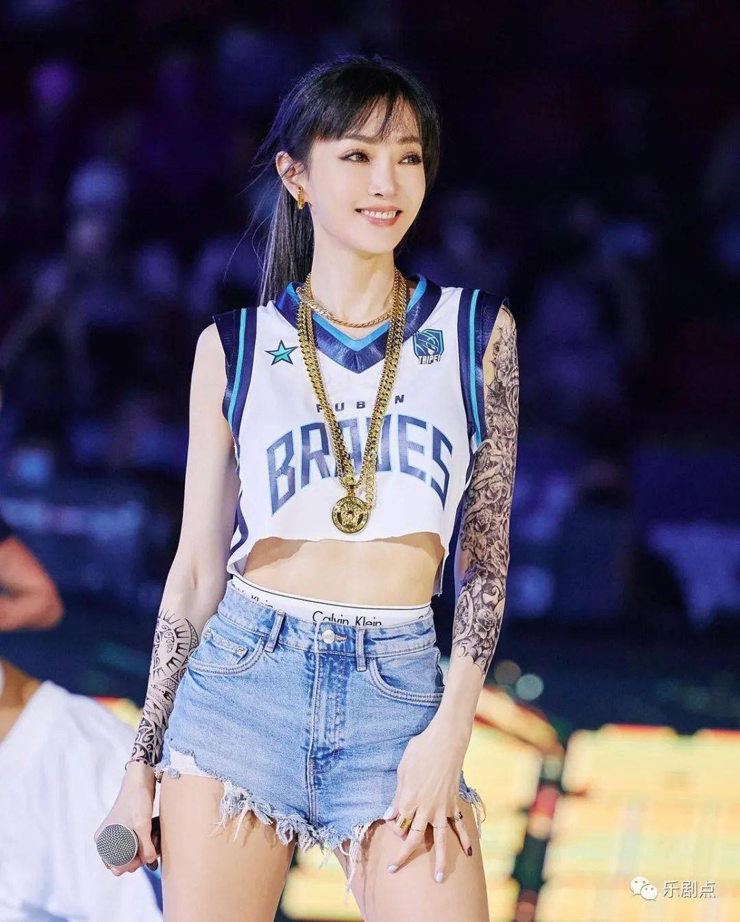 47岁美腿女神谢金燕大秀身材穿短裤炫107厘米长腿大花臂太抢镜