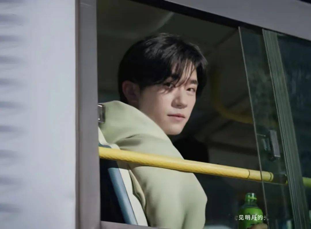 易烊千玺最新广告片出炉坐在车上微笑回眸让粉丝们笑翻