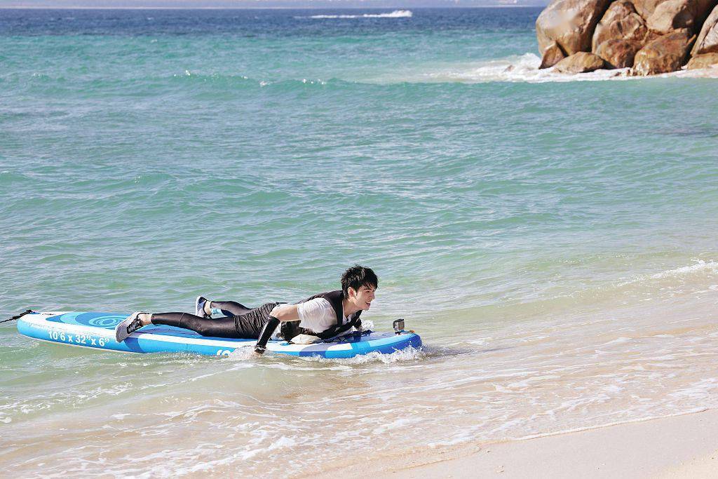 龚俊发布极限挑战录制写真海边帅气冲浪凸显运动活力