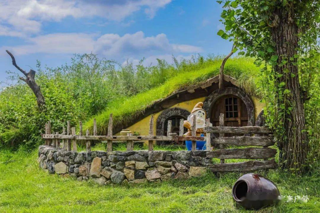 德力格尔草原景区位于辽宁阜新市彰武县大德镇,大德镇境内居住着汉族