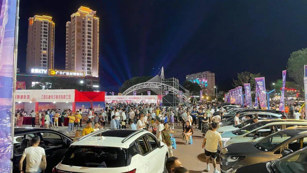 6月26日晚,"夜you广丰"文旅商贸促消费系列活动启动仪式在月兔广场