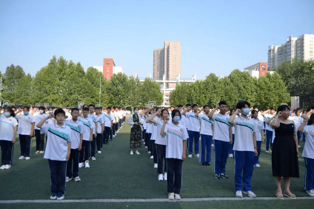 濮阳市第七中学举行文明交通承诺宣誓活动华龙区实验小学观看"文明