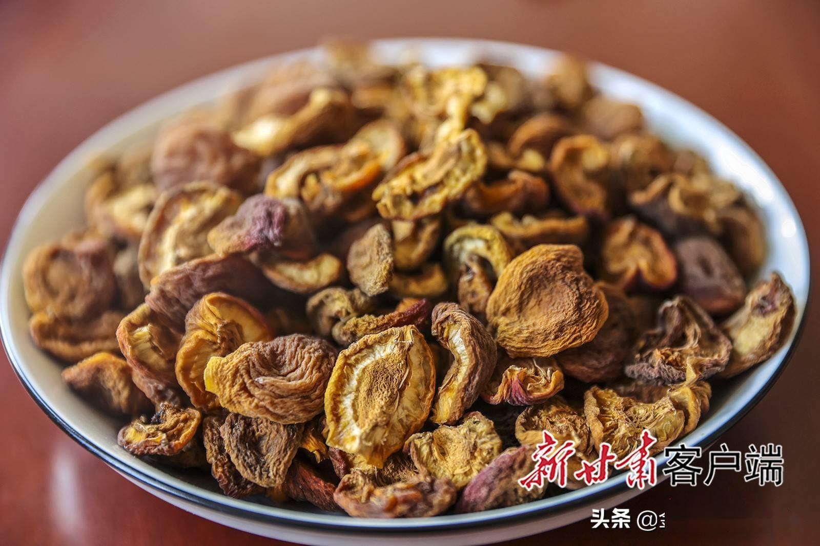 6月25日,庆阳市宁县曹杏陆续成熟进入采摘期,农民们加紧掰晒杏干.