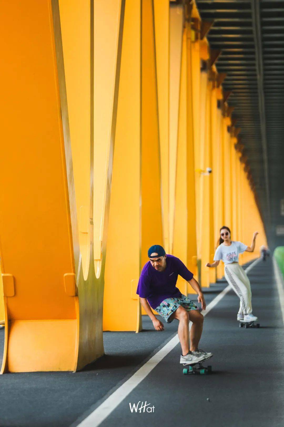 如果想玩更多技巧,武汉也有很多建有各种装置和碗池的专业滑板公园.