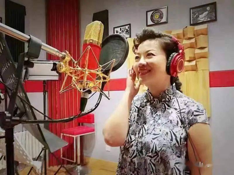 千古云雨瞬间穿越……"张也那甜美的歌声,如同夏天的三峡平湖,湛蓝