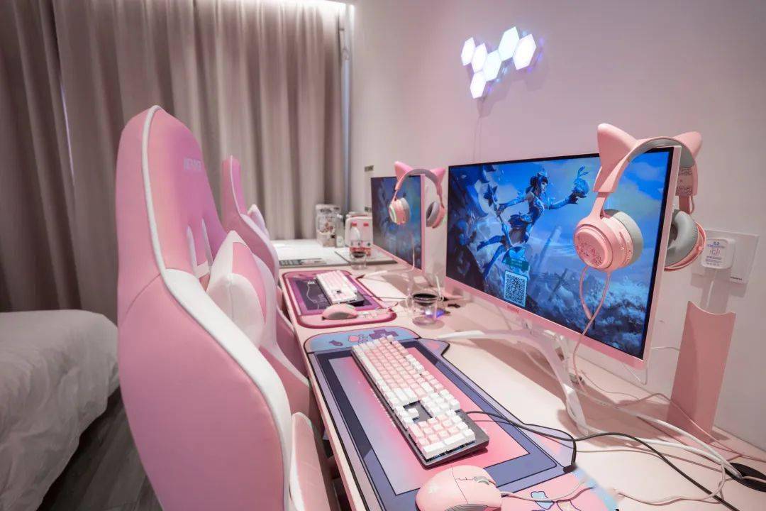  仙女房>粉嫩少女心满满,电竞椅,鼠标,键盘,桌垫都是粉色的,把女孩子
