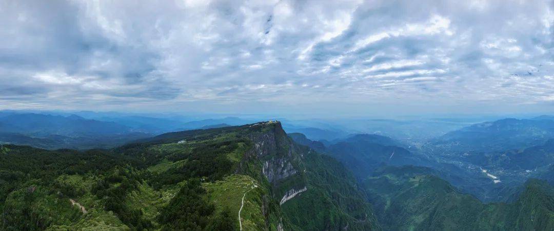登上了峨眉山之巅,放眼望去是山川延绵到天边,这般绝顶风光,没有行
