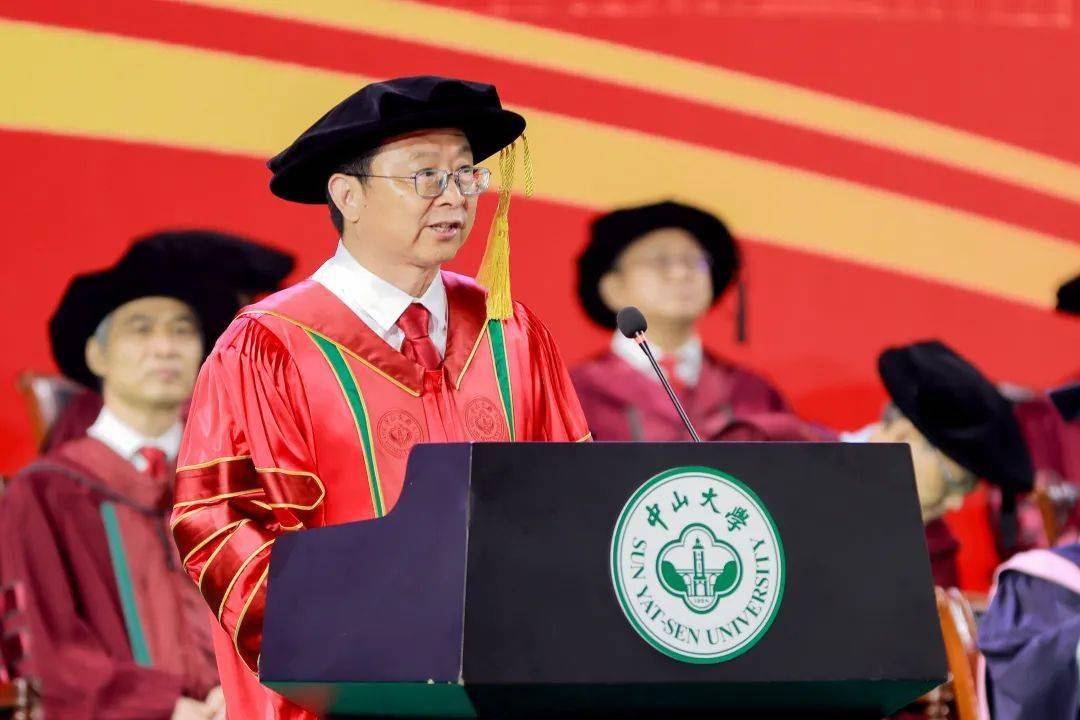 和嘉宾健步入场校学位评定委员会委员等中国科学院院士陈小明,张培震