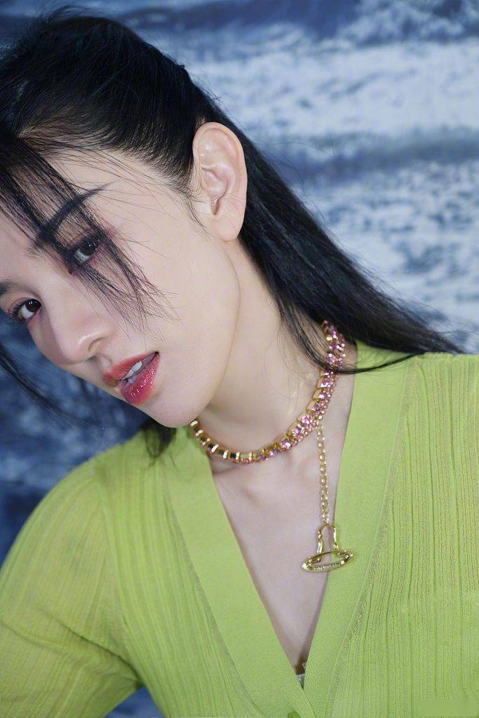 黄奕发布《乘风破浪》造型写真 拒绝焦"绿"清新时髦飒气满满_最新一期