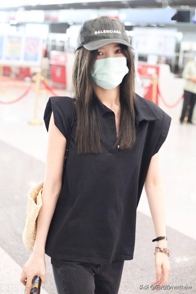 戴燕妮黑色上衣搭铅笔裤现身机场长发齐肩气质脱俗
