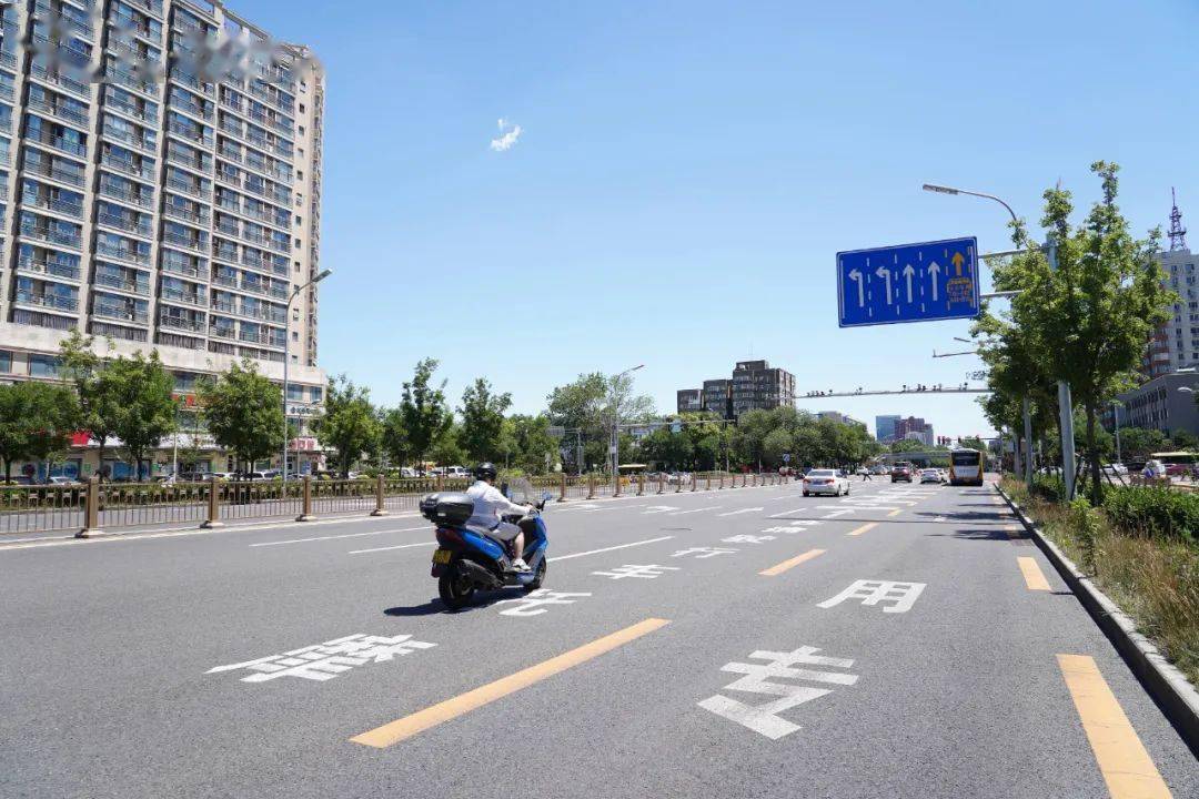 石景山部分路段设置摩托车道限速50警方严查摩托车违法行为