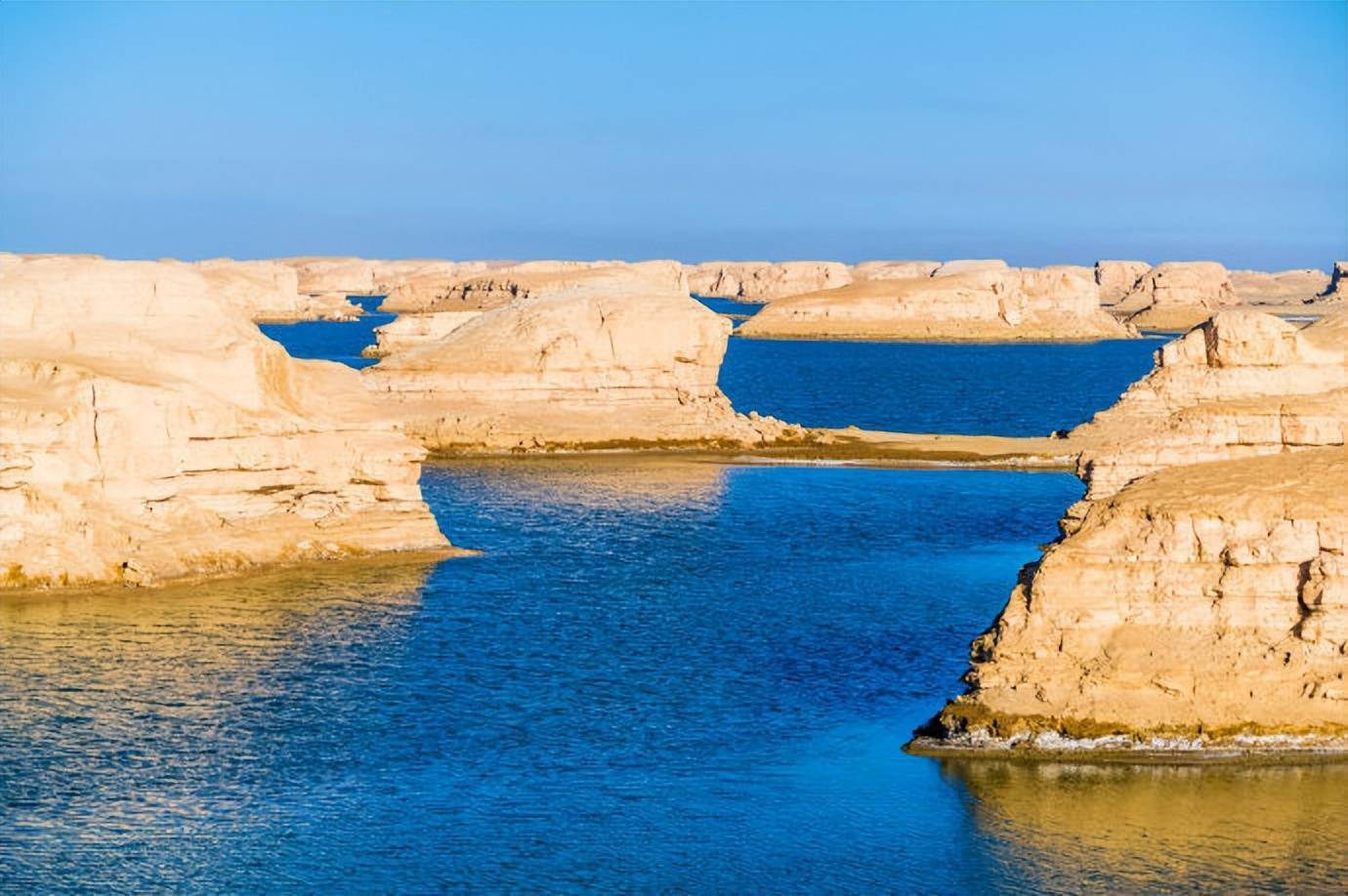 青海大柴旦水上雅丹地貌一个字绝