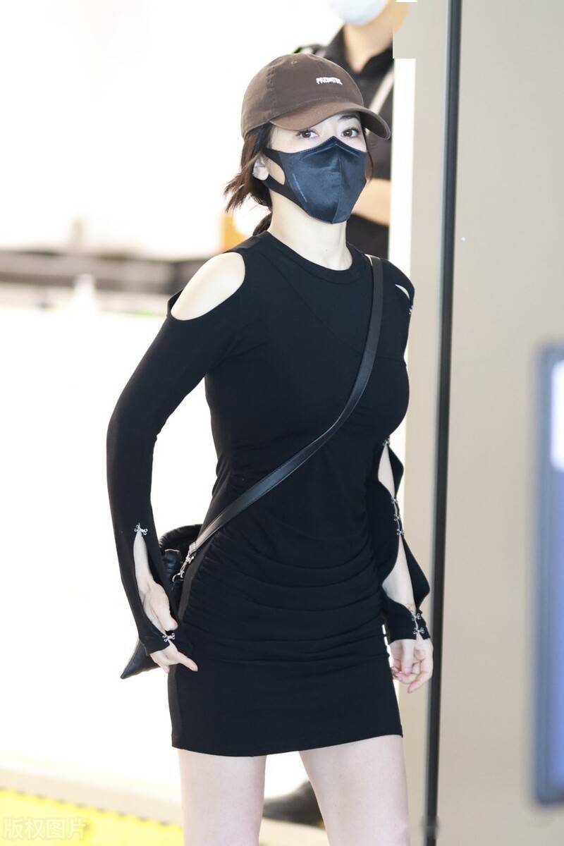 陈紫函镂空包臂裙现身机场,秀美腿身材好_成都_陈紫函_机场