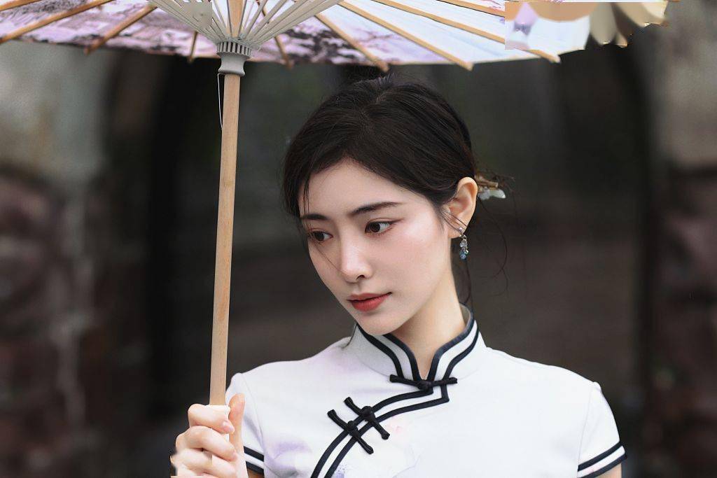 许佳琪穿复古旗袍展曼妙身姿撑油纸伞看纷飞细雨