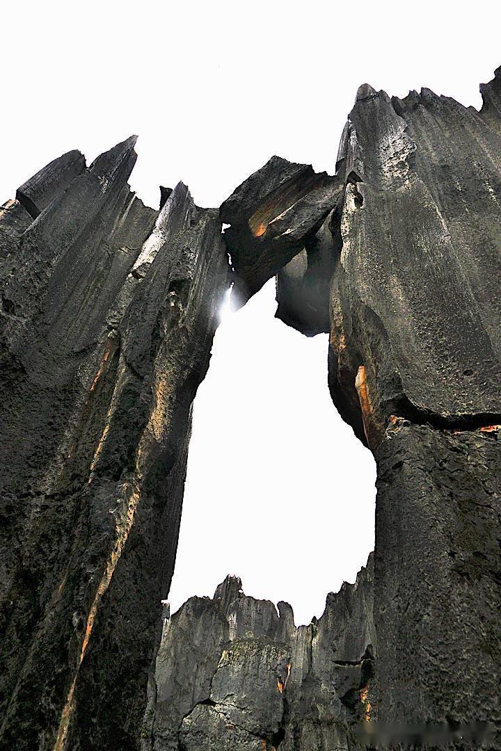 在雄奇险秀幽的石林中找寻您的阿诗玛