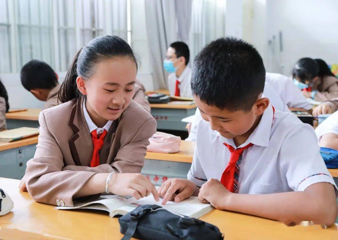 3)班的王泺童小朋友,勤奋好学,关心集体,乐于助人,是老师眼中的好学生