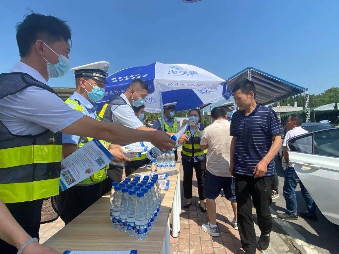 桂花收费站职工为司乘人员递上中交蓝天然饮用水各站所,高警和路政