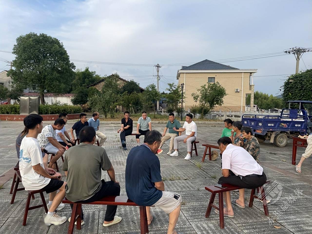 赤壁市官塘驿镇:"村湾夜话"聚力解民忧_村民_环境_路灯